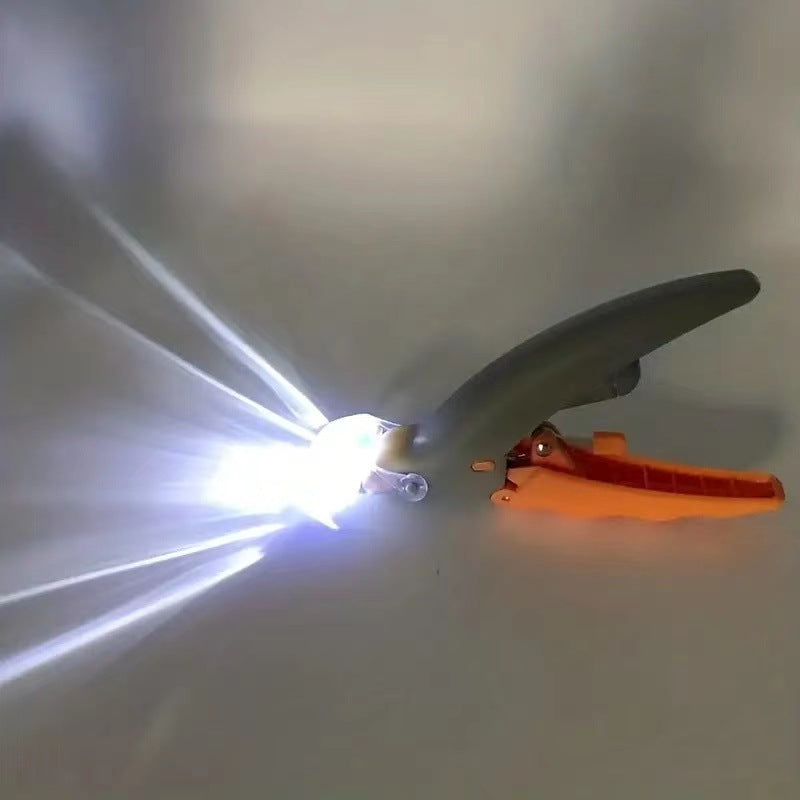 Petlivo LED Pet Nail Clipper close up of 4 bright LED lights illuminating dog nail to reveal the quick and avoid bleeding